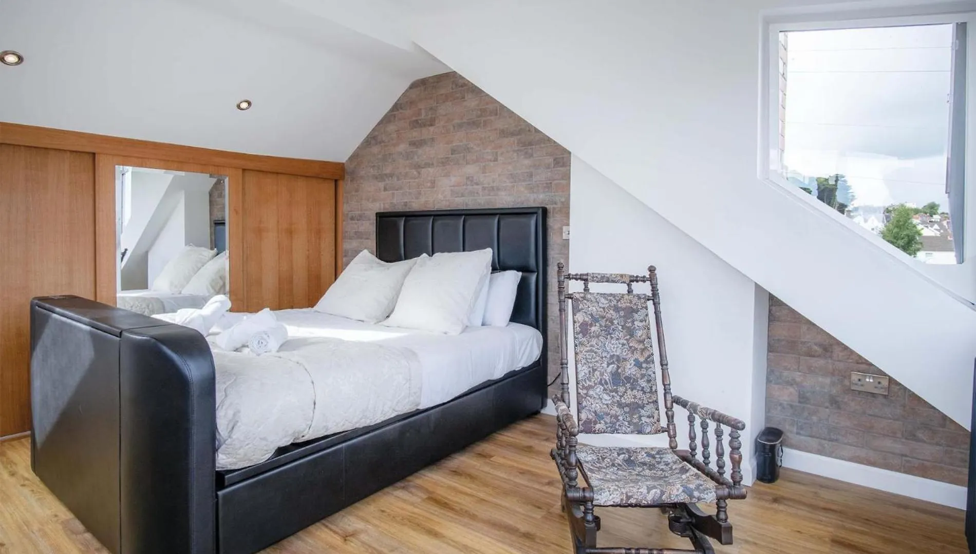 Overland Road - 4 Bedroom House - Mumbles 0*, The Mumbles