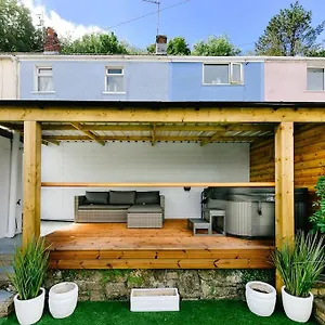 Holiday home The Smugglers Hideout - Sleeps 4 - With Hot Tub, The Mumbles